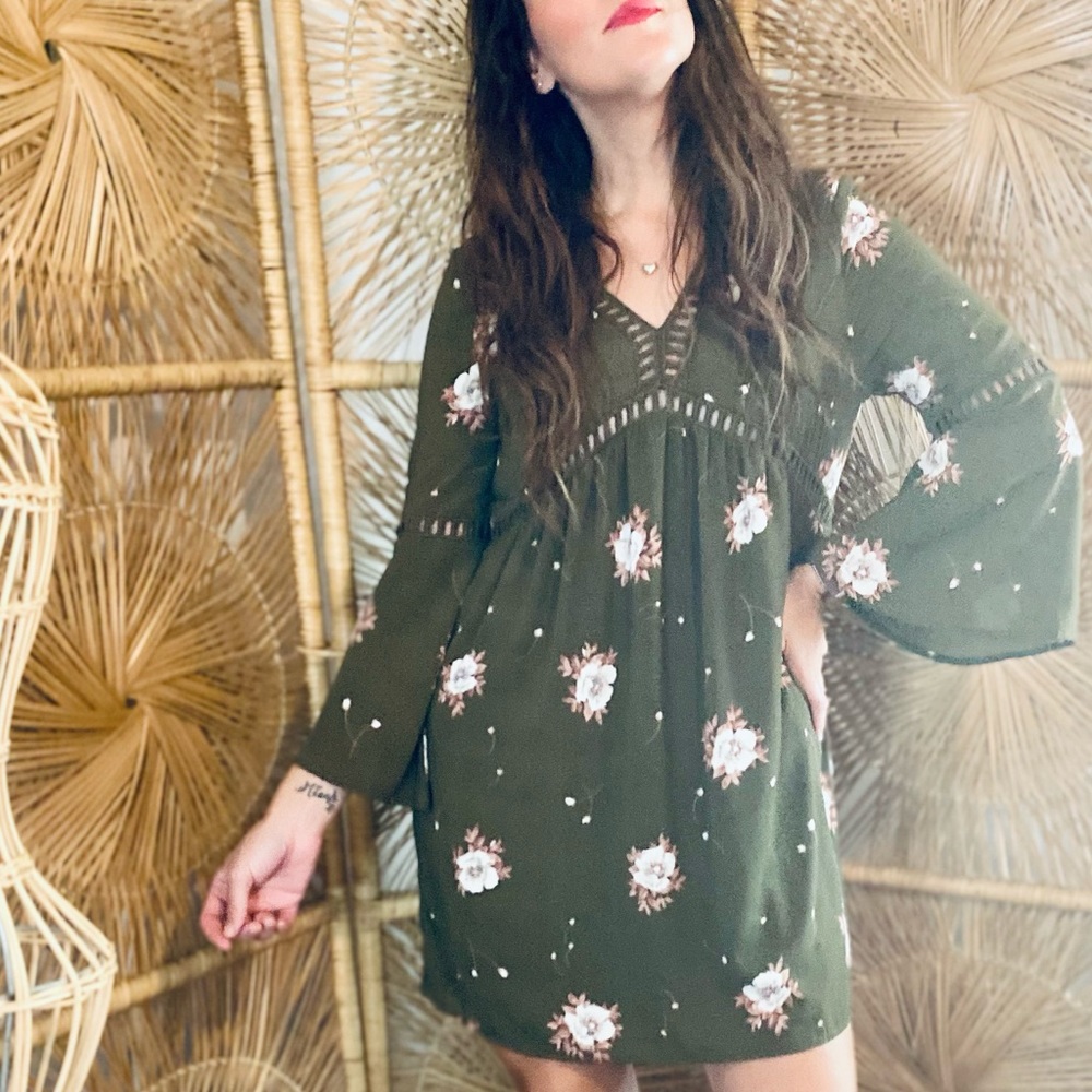 ENTRO green and pink dress with bell sleeves